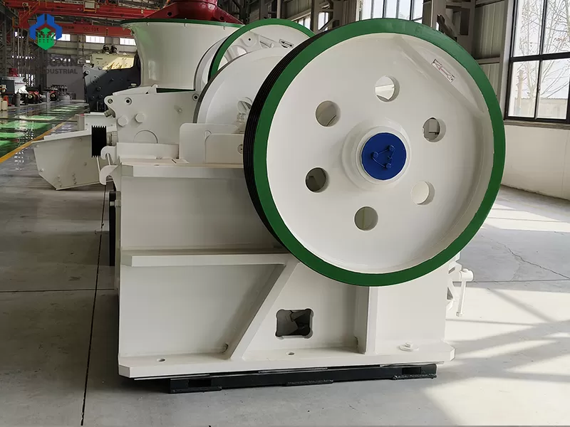 PE jaw crusher discharge opening with shim-type adjustment system