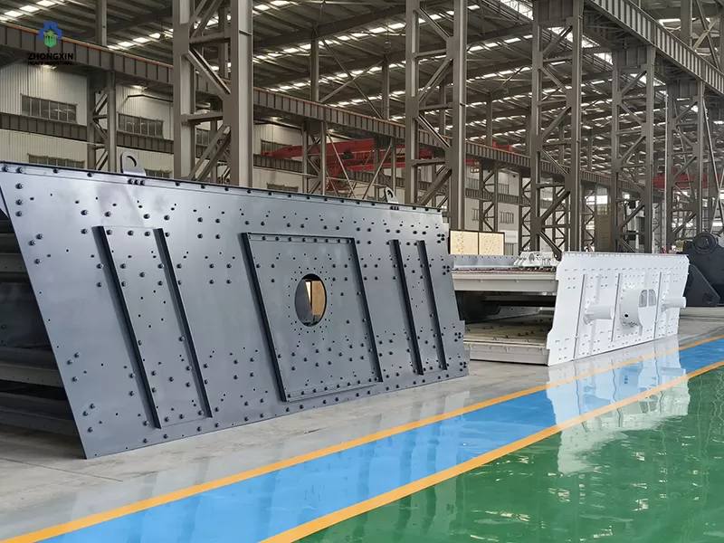Double deck vibrating screen feed end with feeding box and screen panels