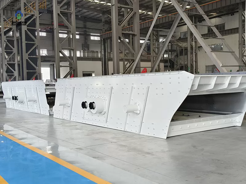 Circular motion vibrating screen discharge end with discharge chute
