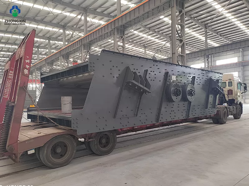 Circular vibratory screen feed end with feeding box and screen panels