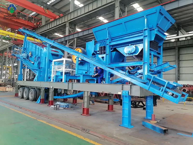 Mobile jaw crusher plant discharge opening with hydraulic wedge adjustment