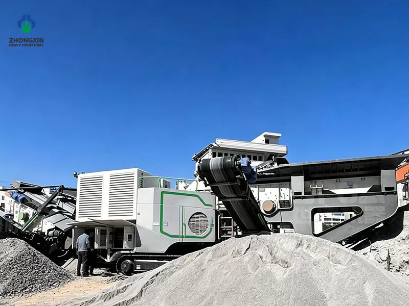 Tracked jaw crusher feed opening with deep V-shaped crushing chamber