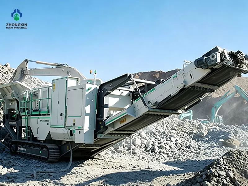Crawler mobile crushing station discharge opening with hydraulic adjustment